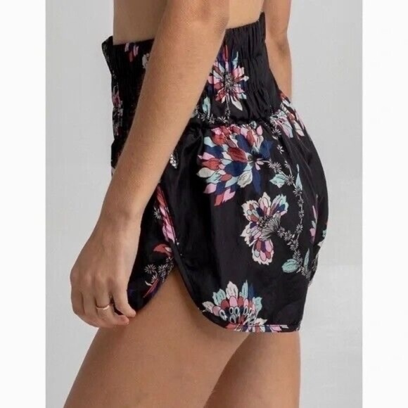 FREE PEOPLE Movement The Way Home Floral Shorts Black Athletic Print X-Small - Picture 8 of 16